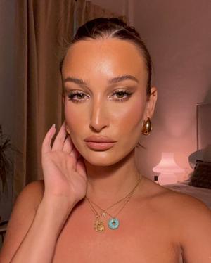 Makeup 💄  - by Arabella Smith