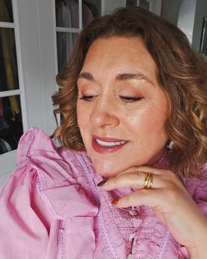 Make Up - by Maxine  Sumner